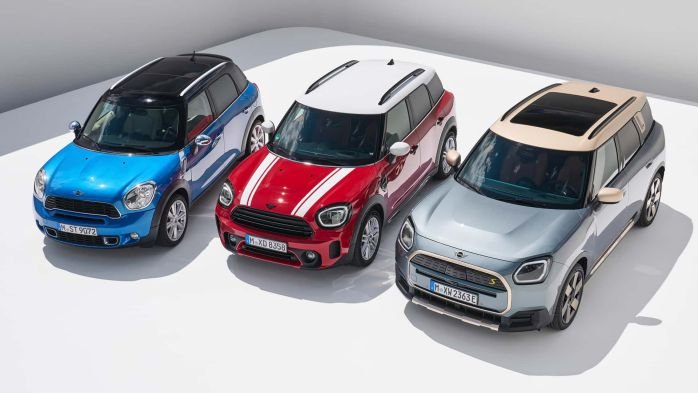 (ซ้าย) Mini Countryman เจเนอเรชันที่ 1 (กลาง) Mini Countryman เจเนอเรชันที่ 2 (ขวา) Mini Countryman เจเนอเรชันที่ 3